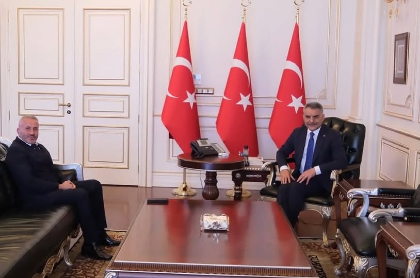 Başkanımızın Sayın Valimiz Mehmet Ali Özkan’a gerçekleştirdiği ziyaret kapsamında belediyemizin çalışmaları hakkında görüş alışverişinde bulunuldu.  Nazik kabulleri ve kıymetli değerlendirmeleri için kendilerine teşekkür ederiz.