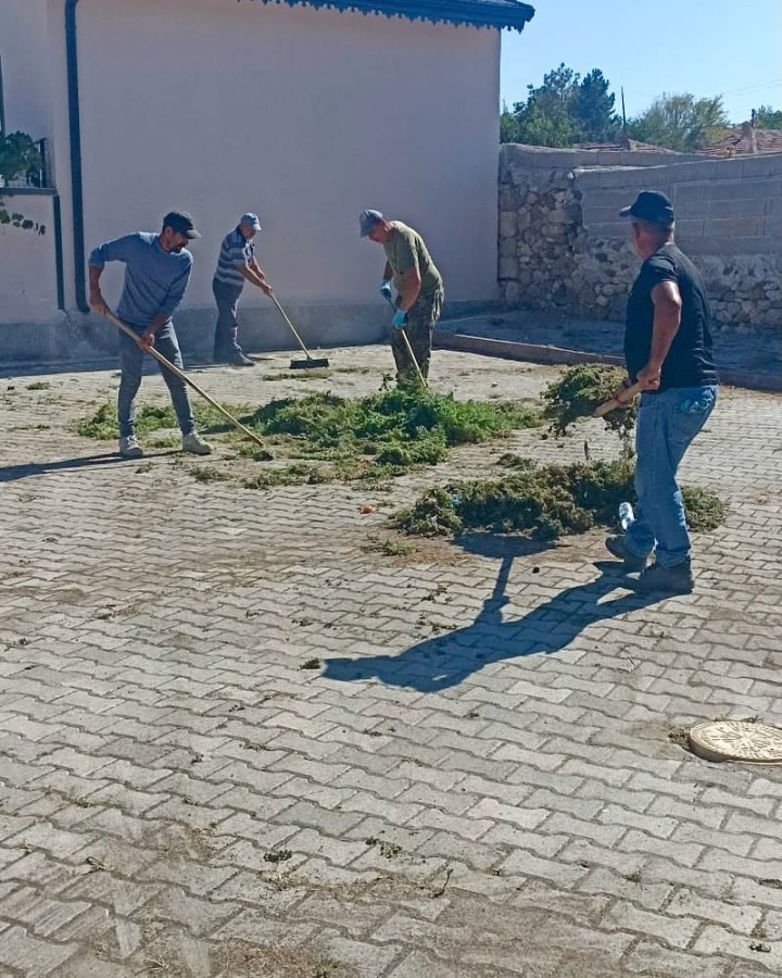 Yol ve çevre temizliği 🚜 Yol kenarı düzenleme çalışmaları 🌱 Ot ve yabani bitki temizliği   Çalışmalarımız devam ediyor.