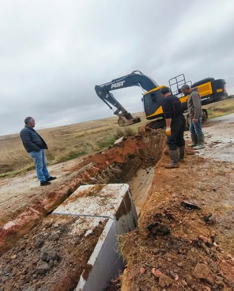 Horuk Özü mevkiinde yağışlar sonrası biriken suların ulaşım güvenliğini olumsuz etkilememesi amacıyla, belediyemizin girişimleri sonucunda yol yapım çalışması başlatılmıştır. Vatandaşlarımızın can ve mal güvenliği için ilgili kurumlarla koordineli şekilde